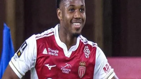 库里狂飙助力勇士111-95擒鹈鹕，巴特勒双得分，库明加和波斯特表现抢眼